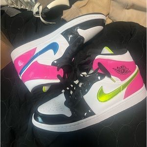 jordan 1 mid hyper fuchsia
